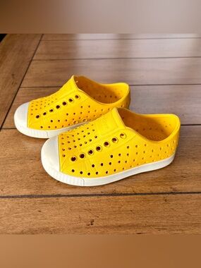 EUC Native Jefferson in Crayon Yellow / Shell White, Toddler Size 8